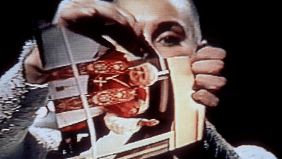 Sinéad O"Connor rasgou foto do papa João Paulo 2º ao vivo na televisão americana - Reprodução