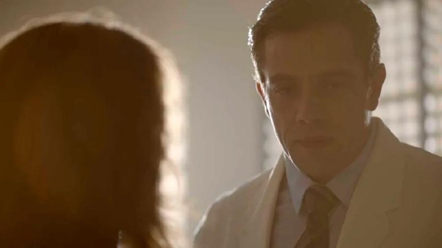 Rafael Cardoso interpreta o médico Evandro que é amante de Agatha