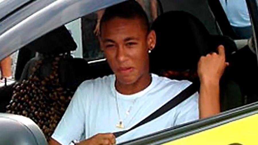 Neymar 'parou' São Vicente há 14 anos durante prova de baliza em São Vicente (SP); nesta sexta (14), craque voltou a atrair multidão na cidade ao renovar CNH