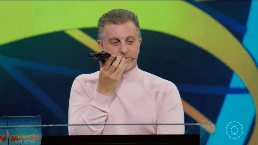 Luciano Huck paralisa quadro para atender ligação de Joaquim