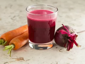 Suco de beterraba com cenoura turbina a libido e o desempenho físico