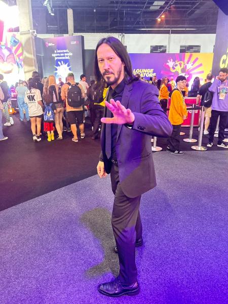 Marcos Jeeves, 53, faz questão de diferenciar: ele é um sósia do John Wick, personagem do Keanu Reeves, não um cosplay: ?Apenas a diversão é parecida, mas esse é o meu trabalho principal?