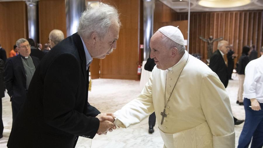 Carlos Nobre cumprimenta o papa Francisco no Sínodo para a Amazônia, em outubro de 2019, no Vaticano Carlos Nobre cumprimenta o papa Francisco no Sínodo para a Amazônia, em outubro de 2019, no Vaticano