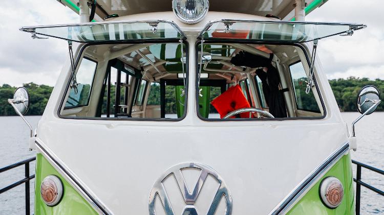 VW Kombi Boat é feita de fibra de vidro e traz até banheiro e mesa para DJ, informa fabricante da embarcação VW Kombi Boat é feita de fibra de vidro e traz até banheiro e mesa para DJ, informa fabricante da embarcação