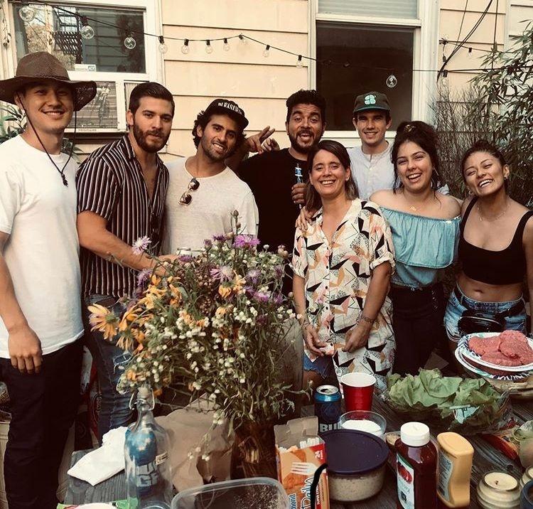 Bia Limoni (de blusa azul) e amigos em Nova York