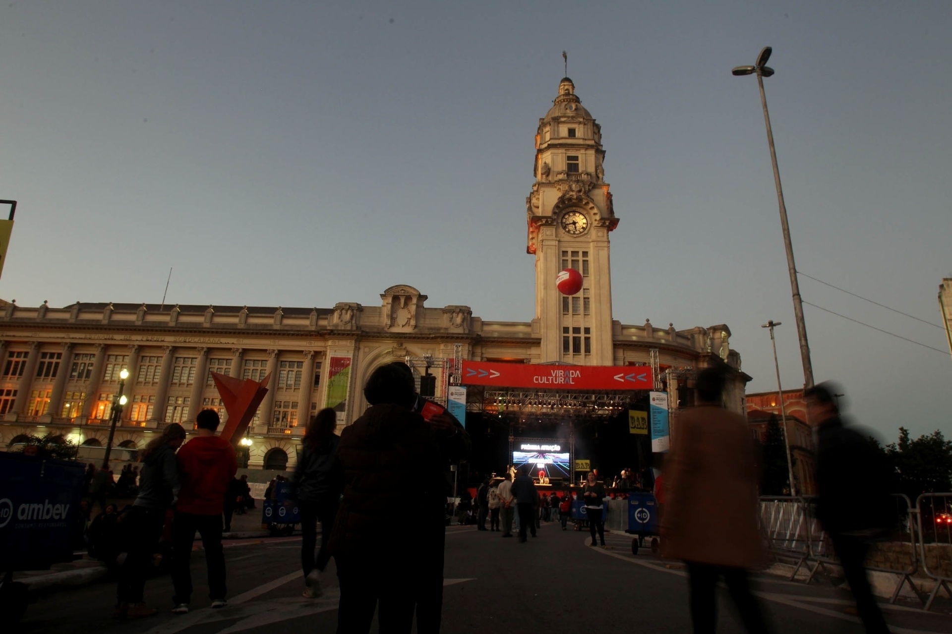 20.jun.2015 -  Abertura oficial da Virada Cultural 2015, com show da banda Monobloco no Palco Júlio Prestes, no centro da cidade de São Paulo - Felipe Rau/Estadão