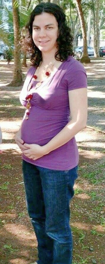 Grávida que não quer saber o sexo do filho - 1Grávida pela segunda vez, Carolina decidiu, mais uma vez, descobrir o sexo do bebê apenas no momento do parto. ?Na minha primeira gestação, foi difícil controlar os ânimos das pessoas próximas, que ficaram mais ansiosas do que eu?, conta. Desta vez, o principal obstáculo que a analista de sistemas está enfrentando é a ansiedade do próprio marido - Arquivo pessoal