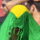 24.set.2015 - Com canga na cabeça, fã se refresca em fonte do Rock in Rio em dia de recorde de calor. Segundo o Alerta Rio, a temperatura na capital chegou a 41,3° C (com sensação térmica de até 44,4° C) nesta tarde, e a maioria das pessoas na Cidade do Rock veste preto, pois a principal atração do dia é a banda de heavy metal System of a Down - Fernando Maia/UOL