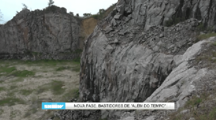 22.out.2015 - Boa parte da última sequência da primeira fase foi realizada em externa e no próprio Projac, complexo de estúdios da emissora no Rio, e foi feita com o apoio de chroma key --fundo verde ou azul preenchido com imagens de computação gráfica--, dublês e um piscina coberta com um plástico preto - Reprodução/TV Globo