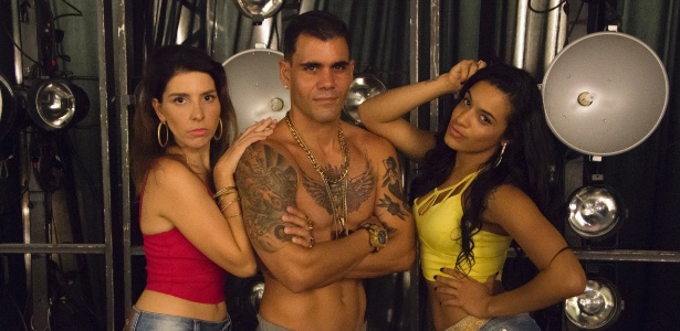 MC Merlô ao lado de suas duas novas dançarinas em "A Regra do Jogo" - Divulgação/Globo - Divulgação/Globo