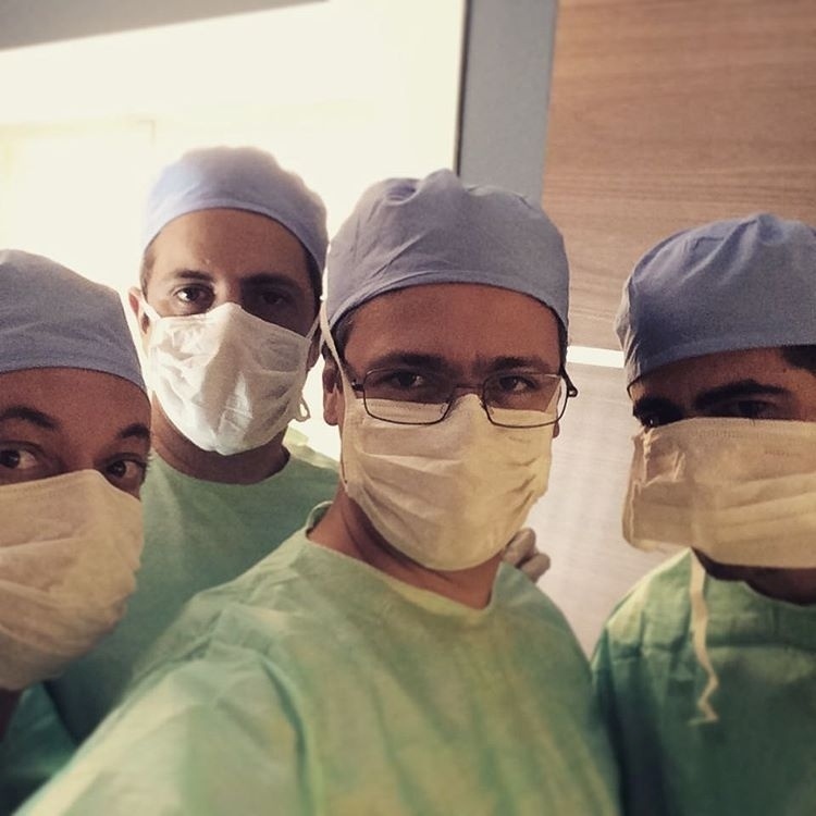 14.nov.2015 - Welder Rodrigues, Márcio Vito, Danton Mello e Marcius Melhem se vestem de médicos para a terceira temporada de "Tá no Ar: a TV na TV" - Reprodução/Instagram/dantonmello
