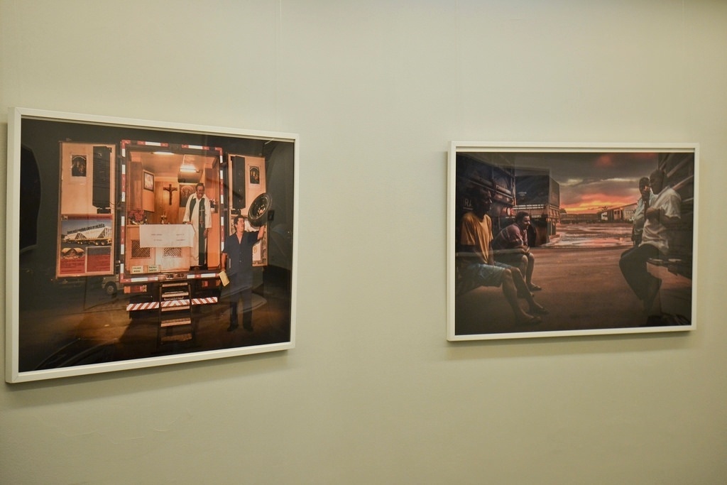 Imagens da exposição "Estradas dos Grãos", do brasileiro Ricardo Teles, que denuncia desperdício de alimentos nas estradas brasileiras - Divulgação