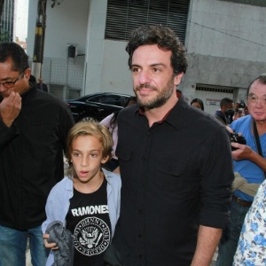 28.abr.2016 - Rodrigo Lombardi vai ao velório de Umberto Magnani com o filho, Rafael - Amauri Nehn/Brazil News - Amauri Nehn/Brazil News