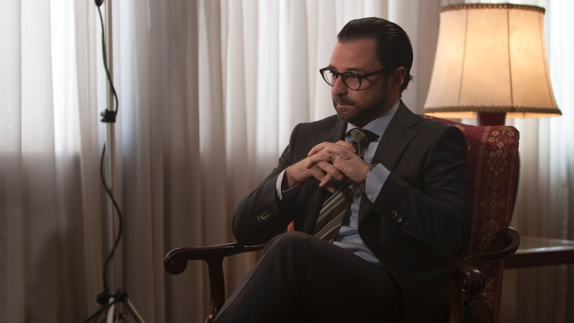 Emilio Orciollo Neto vive o economista Gustavo Franco, personagem central da criação do Plano Real em "3.000 Dias no Bunker", adaptação do livro de Guilherme Fiúza - Stella Carvalho/Divulgação