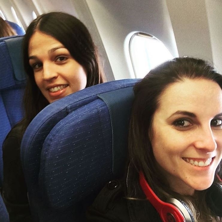 Bruna e Jode no avião embarcando para a Europa. A viagem deve durar três meses passando por Inglaterra, Bélgica, Croácia, Espanha e Berlim - Reprodução/Instagram/@amelhorbalada