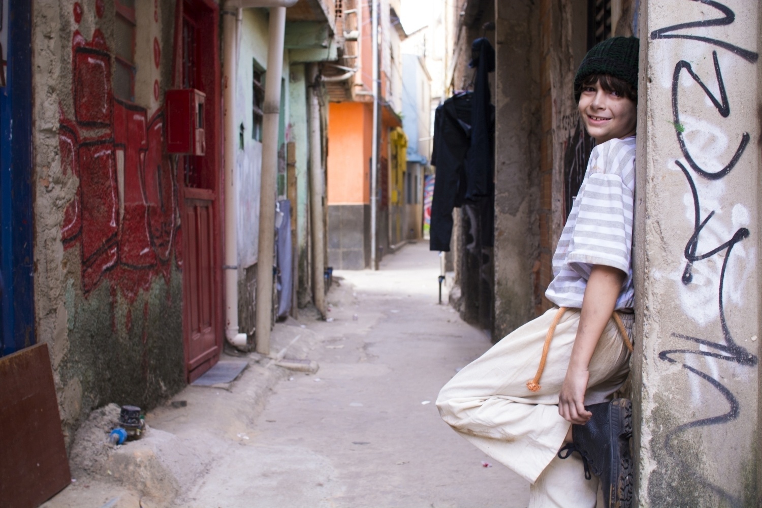 Moleque (Leônidas José) na vila onde a adaptação brasileira de "Chaves" foi filmada, em Minas Gerais - Montagem/Reprodução/Televisa/Filipe Tavares/Divulgação