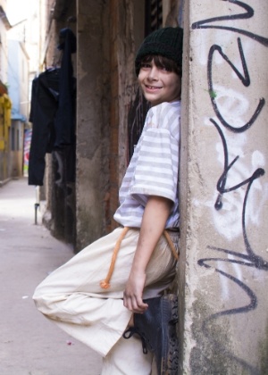 Leônidas José interpeta Moleque na adaptação brasileira de "Chaves" - Montagem/Reprodução/Televisa/Filipe Tavares/Divulgação - Montagem/Reprodução/Televisa/Filipe Tavares/Divulgação