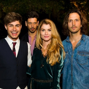 Rafael Vitti, João Vicente de Castro, Alinne Moraes e Vladimir Brichta posam juntos nos bastidores de "Rock Story" - Cesar Alves/Globo/Divulgação - Cesar Alves/Globo/Divulgação