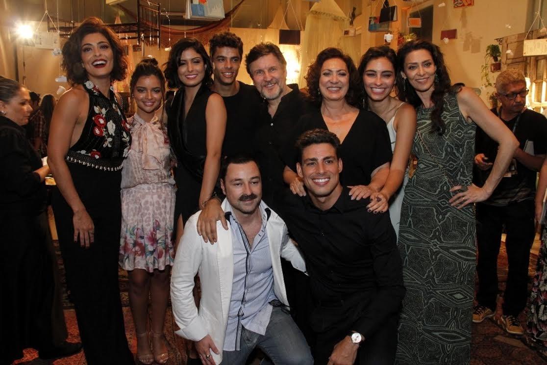 6.dez.2016 - Elenco de "Dois Irmãos" posa para fotos no evento de lançamento da série - Marcos Ferreira /Brazil News