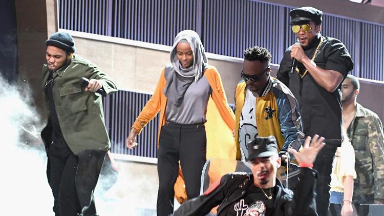 Mulher com véu islâmico entra chutando e destruindo muro durante apresentação de A Tribe Called Quest no Grammy 2017 - Kevork Djansezian/Getty Images - Kevork Djansezian/Getty Images