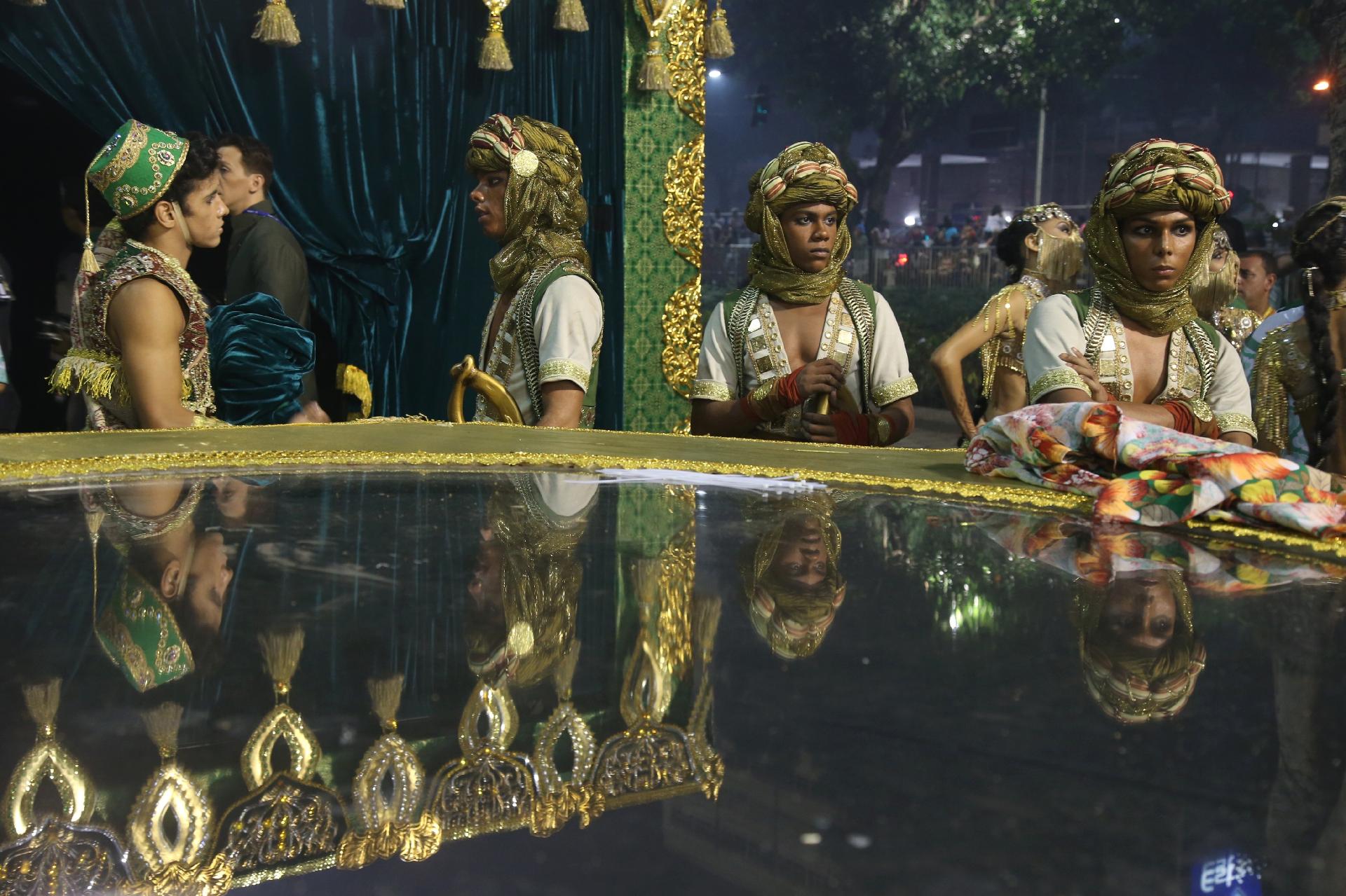 Integrantes da Mocidade Independente de Padre Miguel concentram antes de entrar na Sapucaí, que traz para a avenida o enredo "As Mil e Uma Noites de uma Mocidade pra lá de Marrakesh" - Júlio César Guimarães/UOL