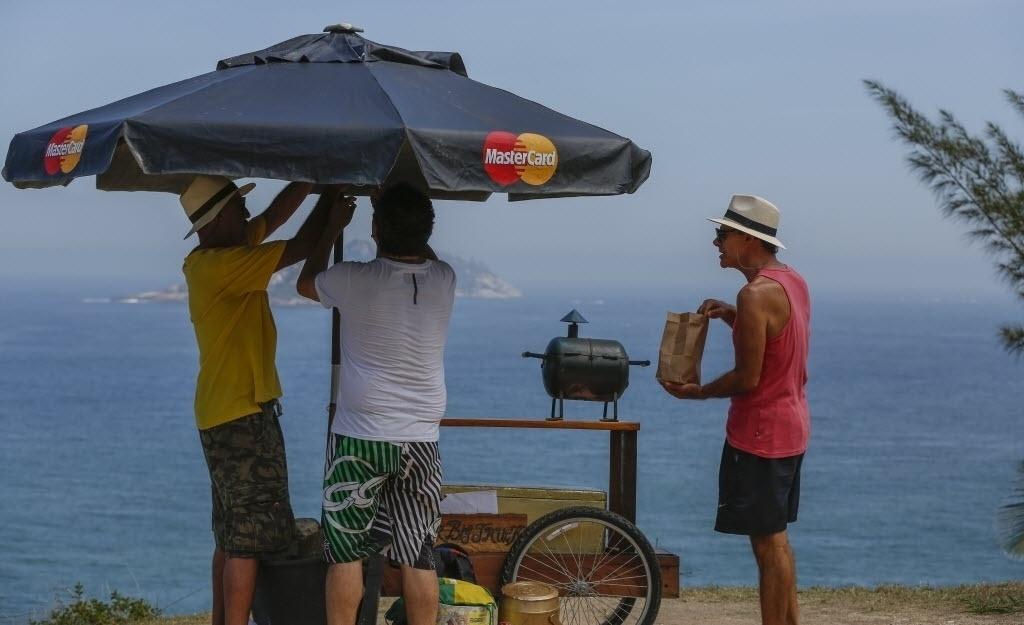 Mario Gomes inaugura venda de hambúrguer gourmet na praia da Joatinga, no Rio de Janeiro - Marcelo de Jesus/UOL