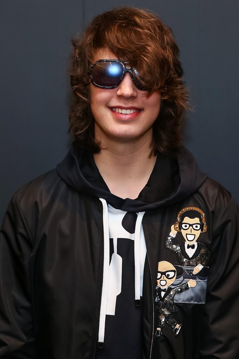 Estiloso, Lucas Jagger sorri para foto em evento da grife italiana Dolce & Gabbana em São Paulo - Raphael Castello/AgNews
