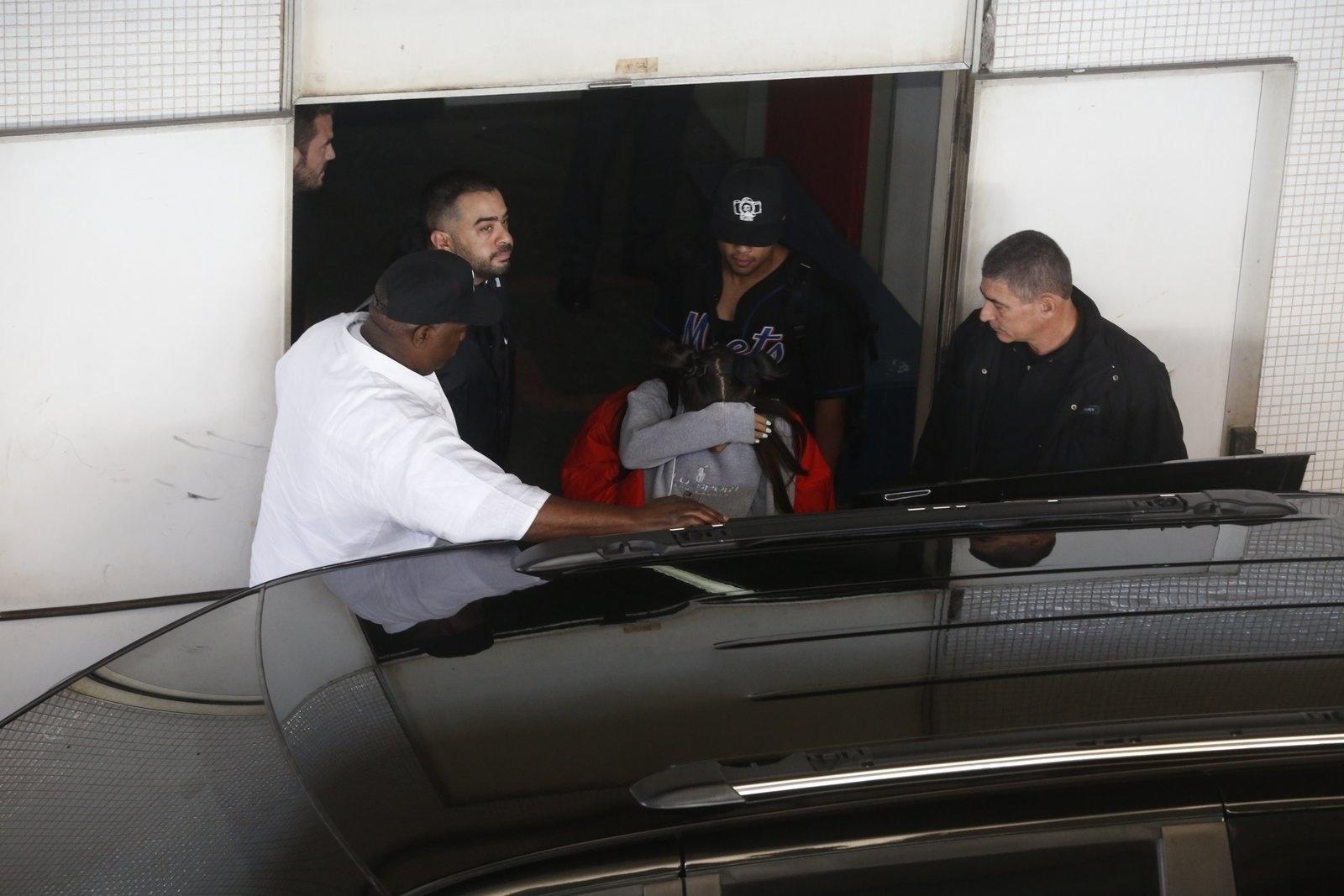 Ariana Grande desembarca no aeroporto do Galeão no Rio de Janeiro - AgNews