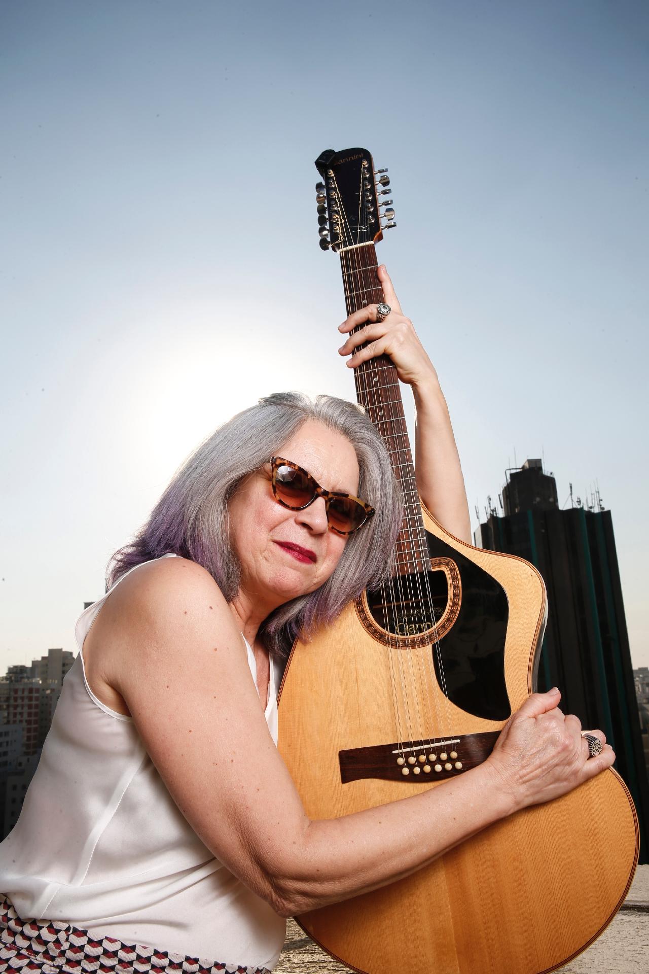 Tetê Espíndola posa para fotos no alto de um prédio no centro de São Paulo para divulgar seu novo álbum "Outro Lugar", o 18º da carreira - Lucas Lima/UOL