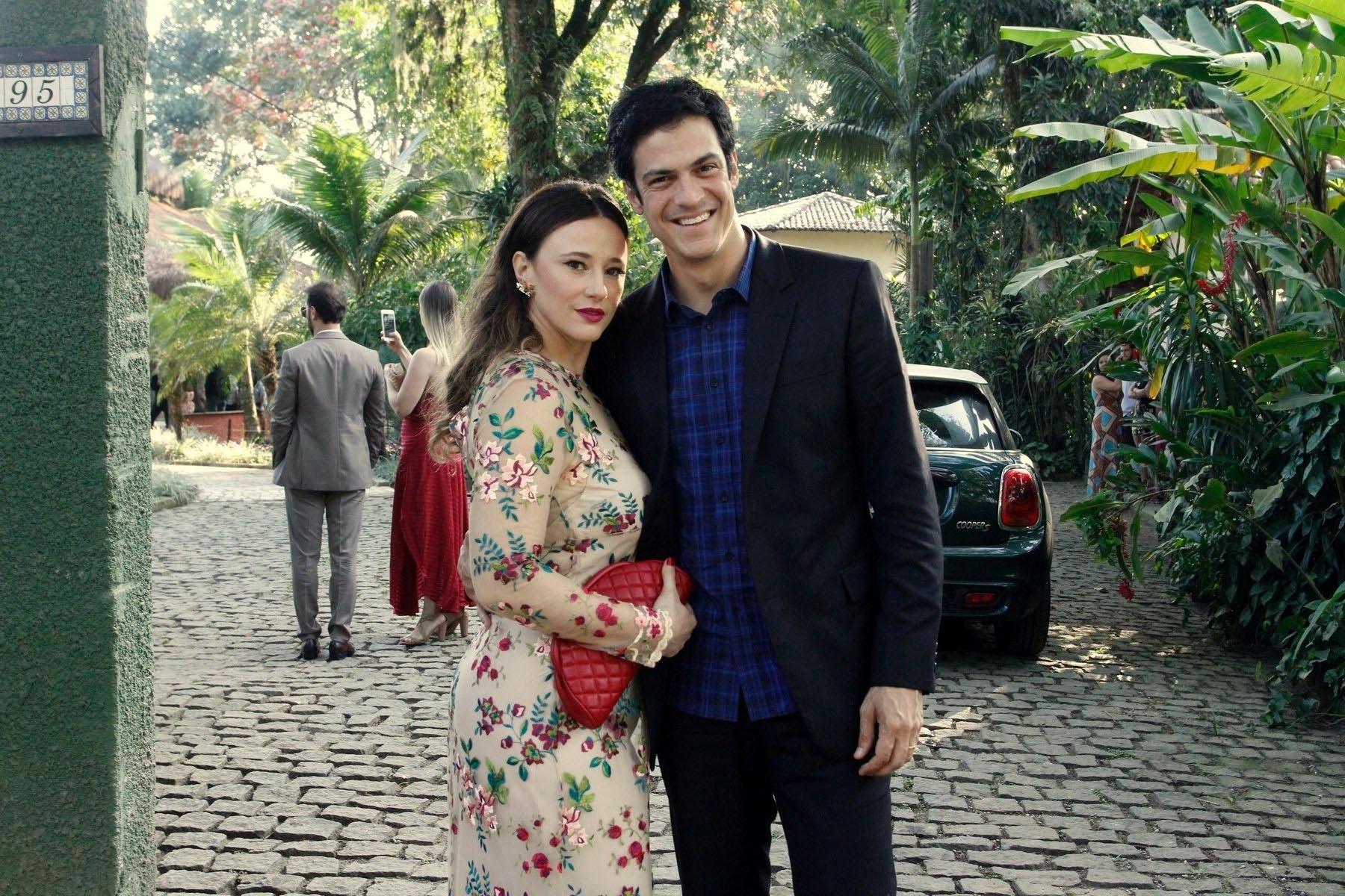 Mateus Solano e a mulher Paula Braun prestigiam o casamento de Maíra Charken e Renato Antunes no Espaço Paradisus em Vargem Grande, zona oeste do Rio - Thyago Andrade/BrazilNews