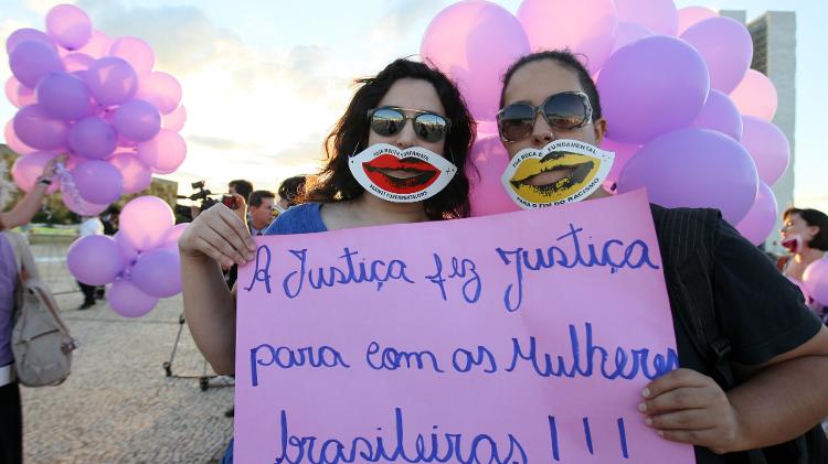 Um grupo de mulheres levou balões roxos para comemorar a votação do STF que discriminalizou o aborto anencéfalo, em 2012 - Sergio Lima/Folhapress - Sergio Lima/Folhapress