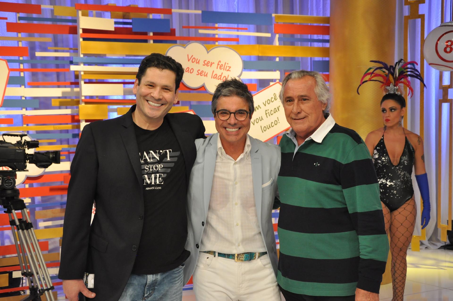 Elias Abrão, superintendente artístico da RedeTV!, João Kleber e Leleco Barbosa, filho de Chacrinha, no cenário do programa "João Kleber Show - Especial Chacrinha" - Divulgação/RedeTV!