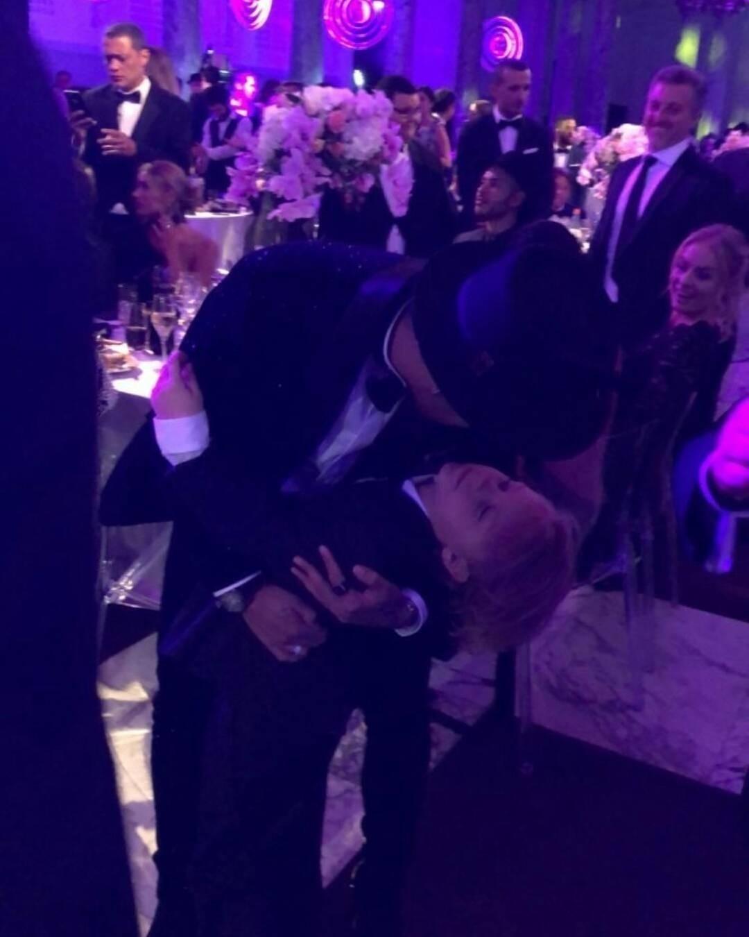 Neymar agarra o filho, Davi Lucca, em sua festa luxuosa de 26 anos em Paris - Reprodução/Instagram