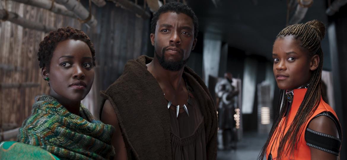Lupita Nyong"O, Chadwick Boseman e Letitia Wright em cena de "Pantera Negra" - Divulgação/Marvel