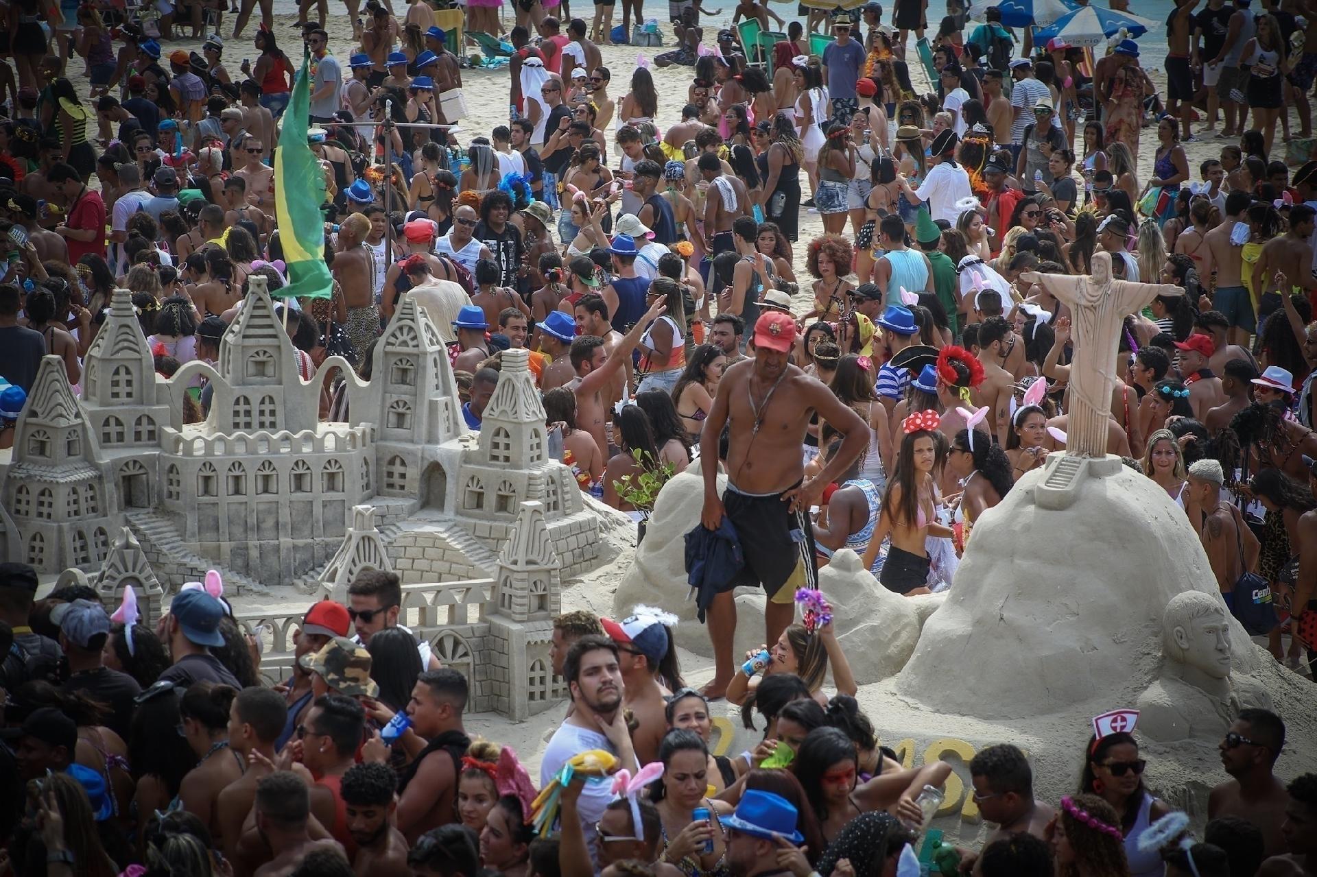 Bloco da Favorita concentra multidão na orla de Copacabana, Rio de Janeiro, neste sábado (10) - Marco Antonio Teixeira/ UOL