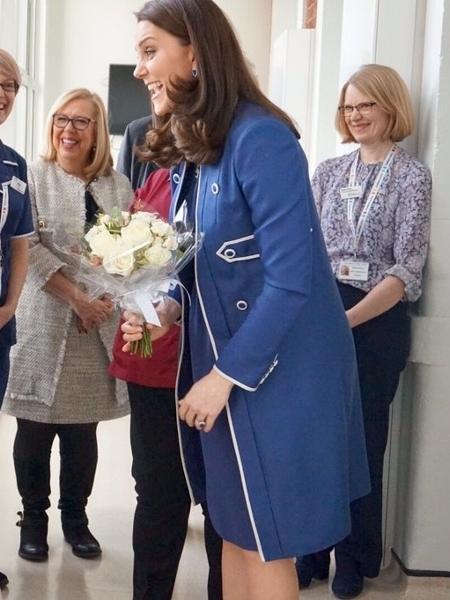 Kate Middleton conversa com súditos em hospital infantil na Inglaterra - Reprodução/Twitter
