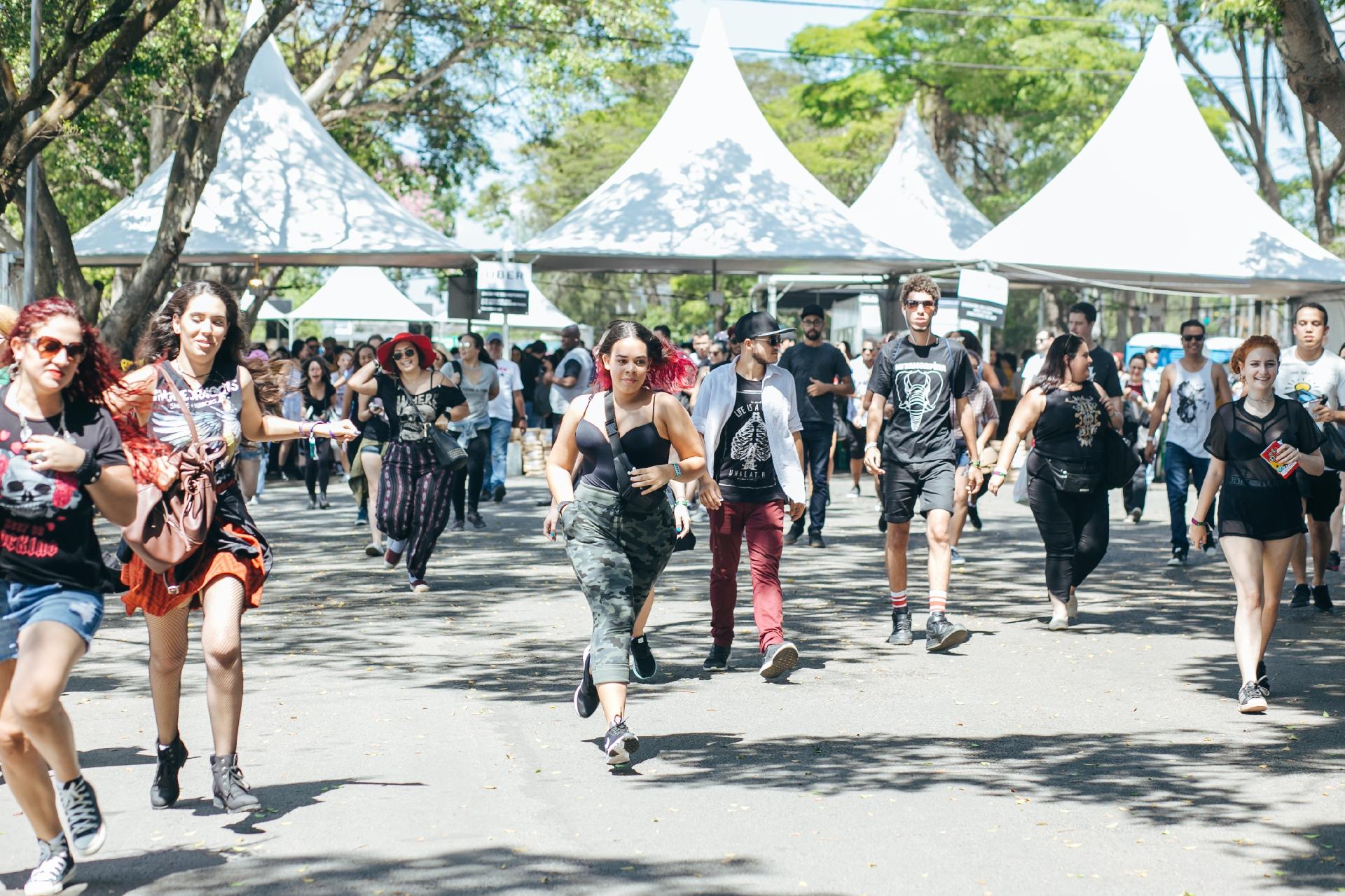 Público entra correndo em Interlagos, após a abertura dos portões do segundo dia do Lollapalooza, em São Paulo. Dia tem como destaque o Pearl Jam - Felipe Gabriel/UOL