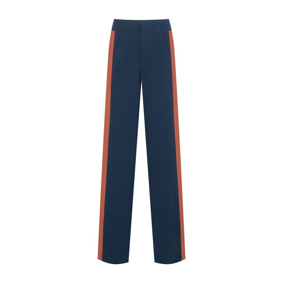 Calça com detalhe lateral, R$ 483,90, Cholet, cholet.com.br - Divulgação