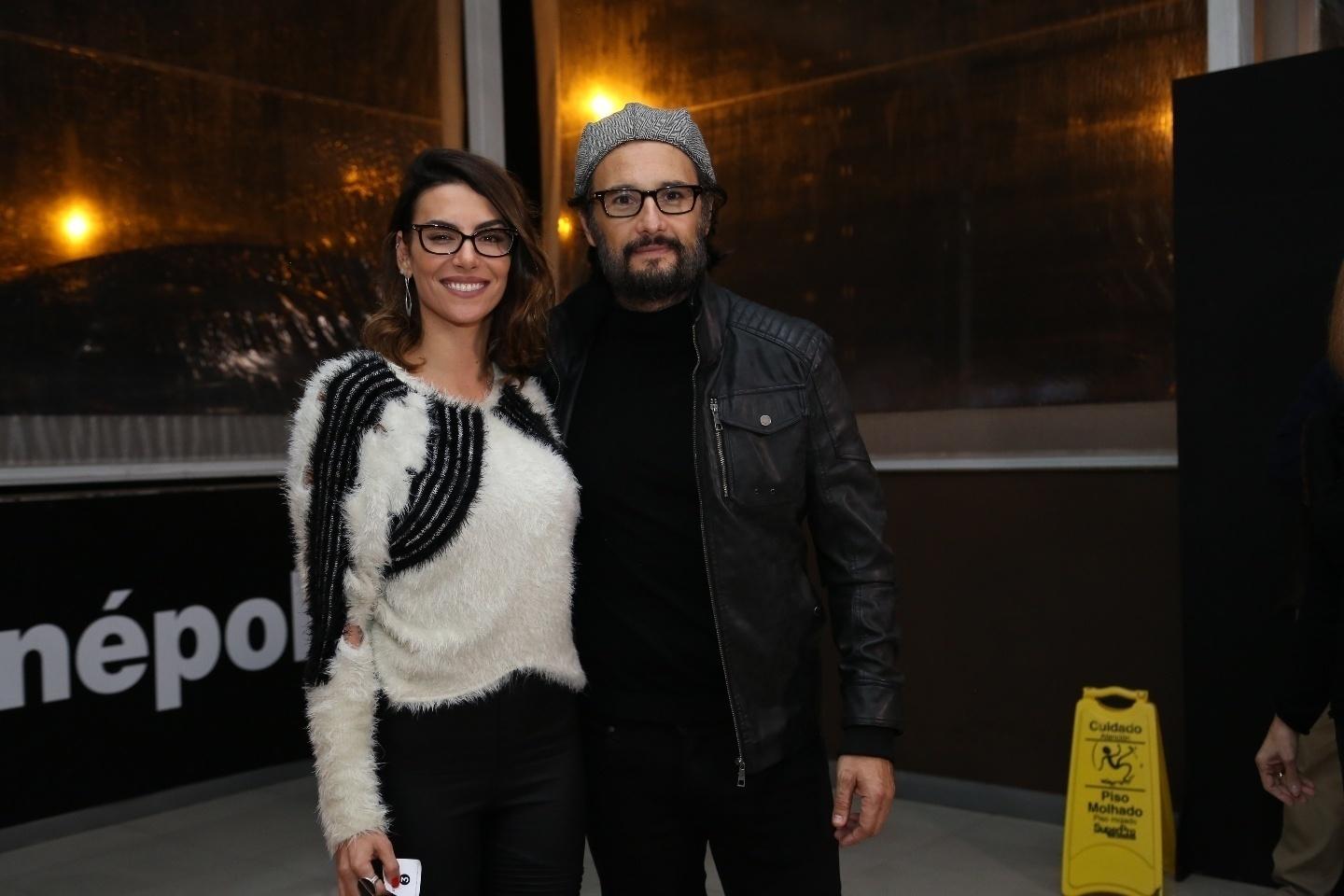 Rodrigo Santoro e a mulher Mel Fronckowiak deixaram a filha em casa para curtir pré-estreia de "Cro em Família", no Rio - Wallace Barbosa/AgNews