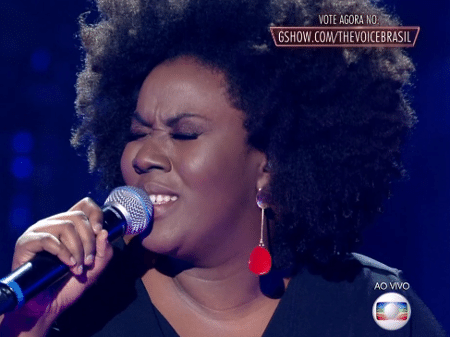 A candidata Damiana Sadili se apresenta no "The Voice Brasil" - Reprodução/TV Globo