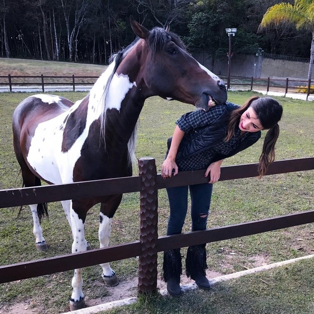 Paula Fernandes monta a cavalo desde os 5 anos e é dona de uma fazenda em Minas Gerais. No seu Instagram, ela adora postar fotos dos seus bichos, entre eles, os cavalos Sereno e Egito e os cachorrinhos Lilika e Flokinho - Reprodução/Instagram