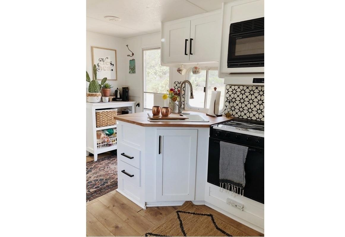 No caso da família Petrone, o trailer foi adaptado para ter uma sala com cozinha integrada, um quarto de casal, um outro quarto para os filhos e um banheiro. A cor base escolhida foi o branco, que sensação de amplitude. Como eles viajam pouco, puderam investir em um tipo de piso mais pesado, de madeira. Porém, Plínio recomenda o do tipo PVC vinílico, que é leve e facilita o deslocamento do veículo - Ashley Petrone/Divulgação