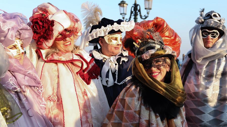 Foliões fantasiados tradicionalmente ganhavam as ruas durante o Carnaval de Veneza - Cheng Tingting/Xinhua