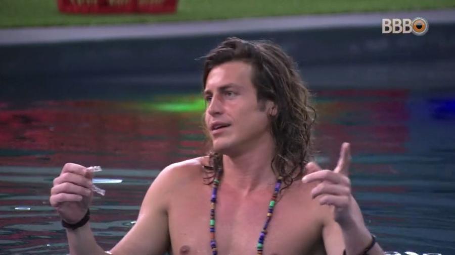 Alberto Mezzetti conversa com brothers na piscina - Reprodução/GloboPlay