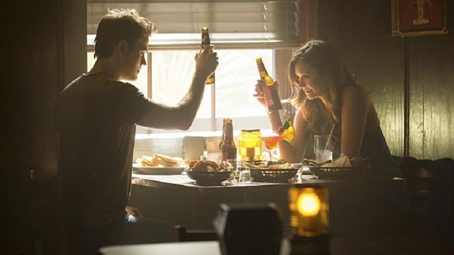 Paul Wesley e Nina Dobrev em cena de The Vampire Diaries - Divulgação/IMDb