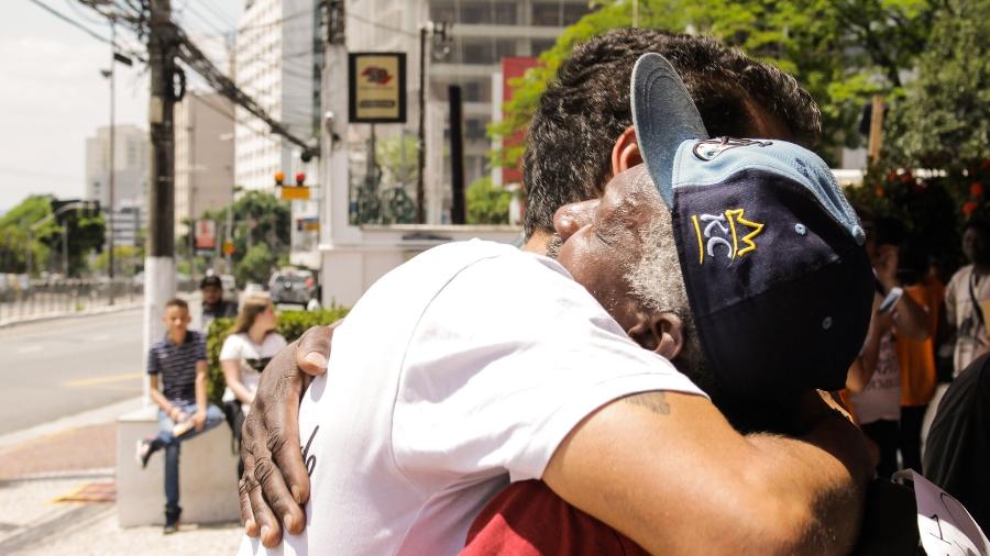 Lucas Velloso, idealizador do projeto Abraçaê, distribui abraços grátis a candidatos e candidatas do Enem em São Paulo - Rômulo Cabrera/Ecoa