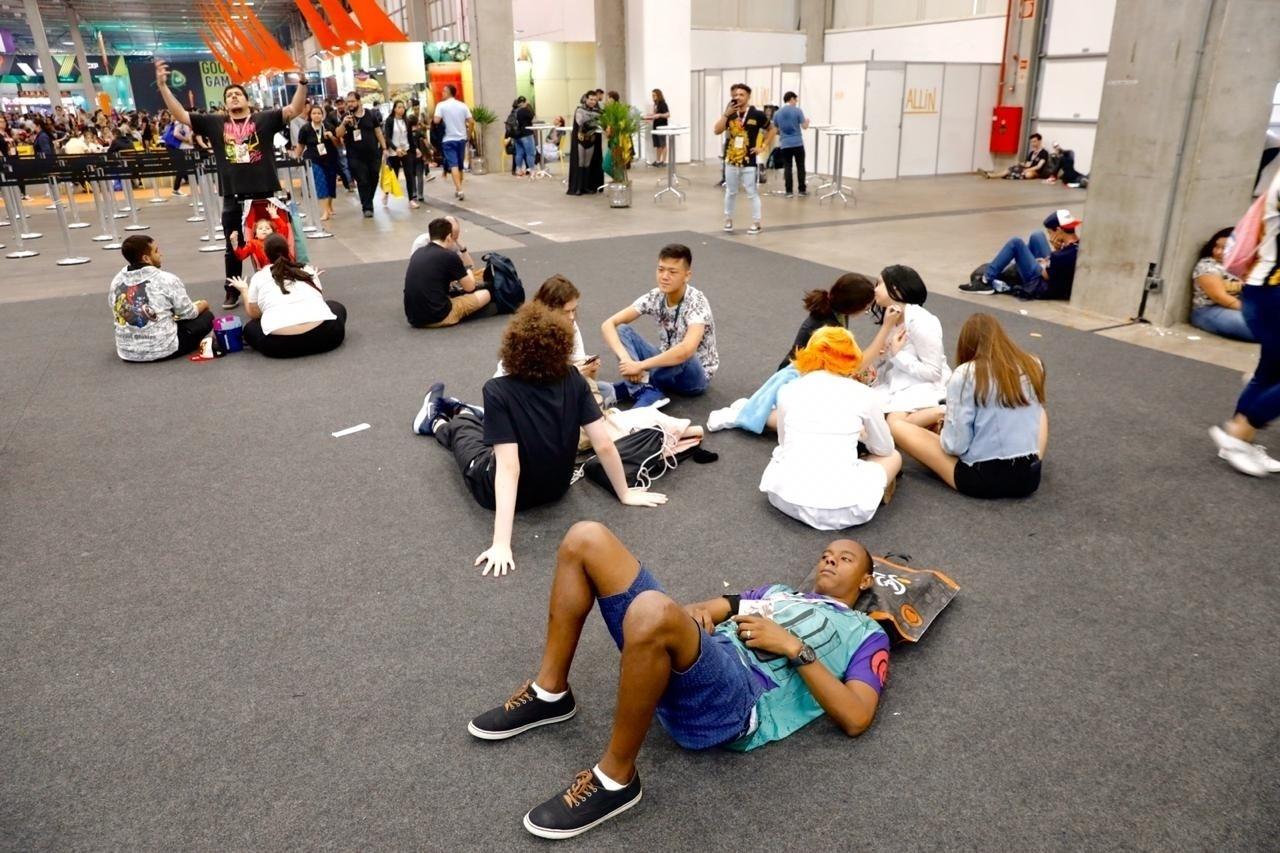Público faz uma pausa para descansar na CCXP 2019 - Mariana Perkin/UOL