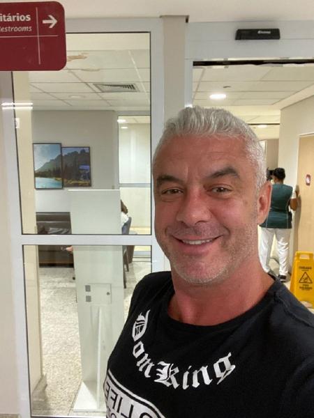 Alexandre Correa tirou foto sorridente dias após a internação por uma infecção - Divulgação
