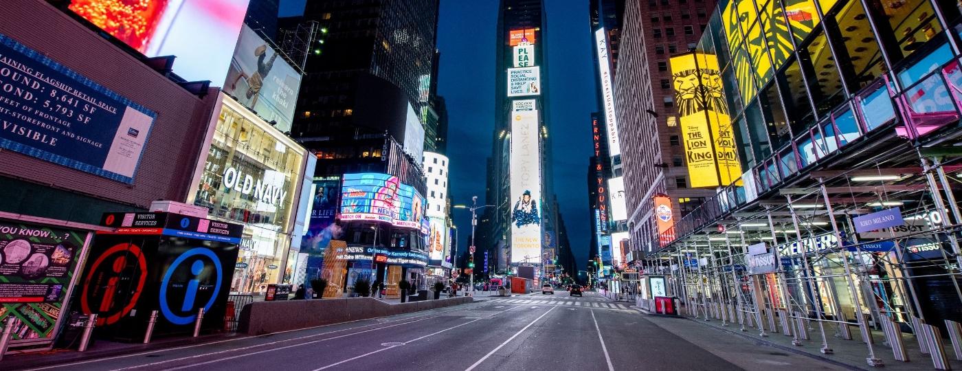 É filme ou vida real? Times Square, normalmente apinhada de turistas do mundo todo munidos com seus celulares e doidos por selfies, aparece vazia - Roy Rochlin/Getty Images