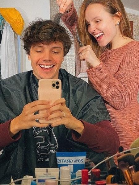 Larissa Manoela corta o cabelo do namorado em casa - Reprodução/Instagram